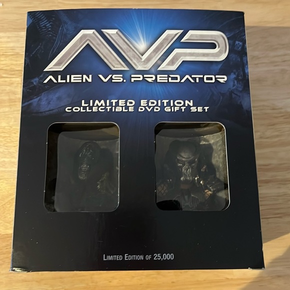Alien VS Predator Limited Edition Collectible DVD Gift set! - Picture 1 of 2